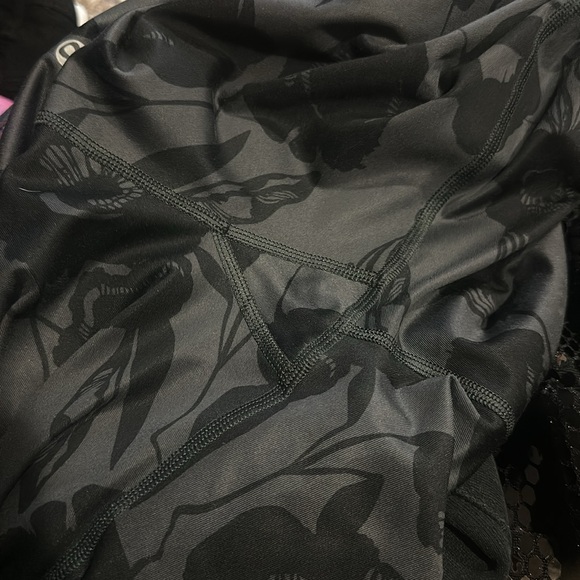 LuluLemon black on black flower crops - Picture 5 of 5